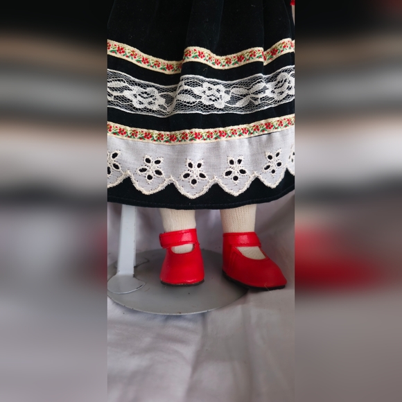 Victorian style porcelain 16" collectible doll - Picture 4 of 10